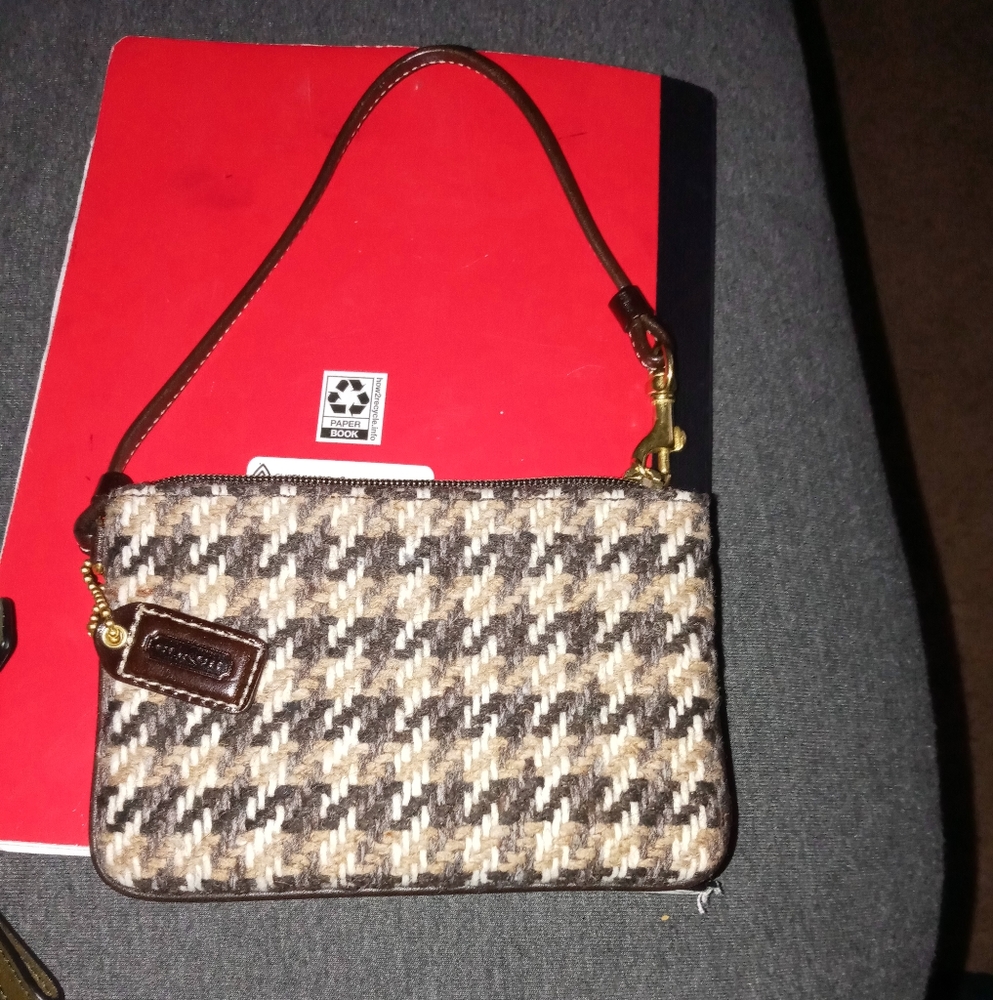 Wristlet purse